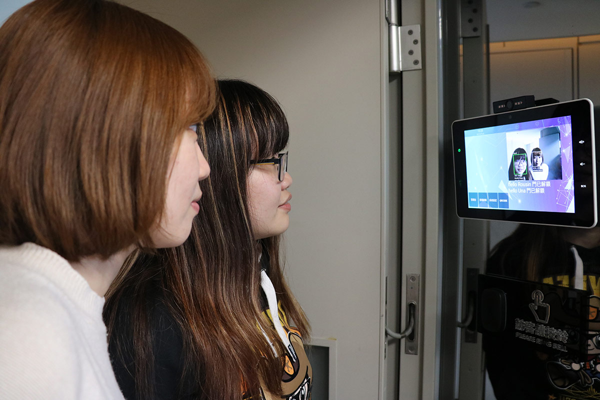 人臉辨識打卡系統推薦|整合門禁與人資系統的最佳方案 人臉辨識打卡支援多人同步辨識