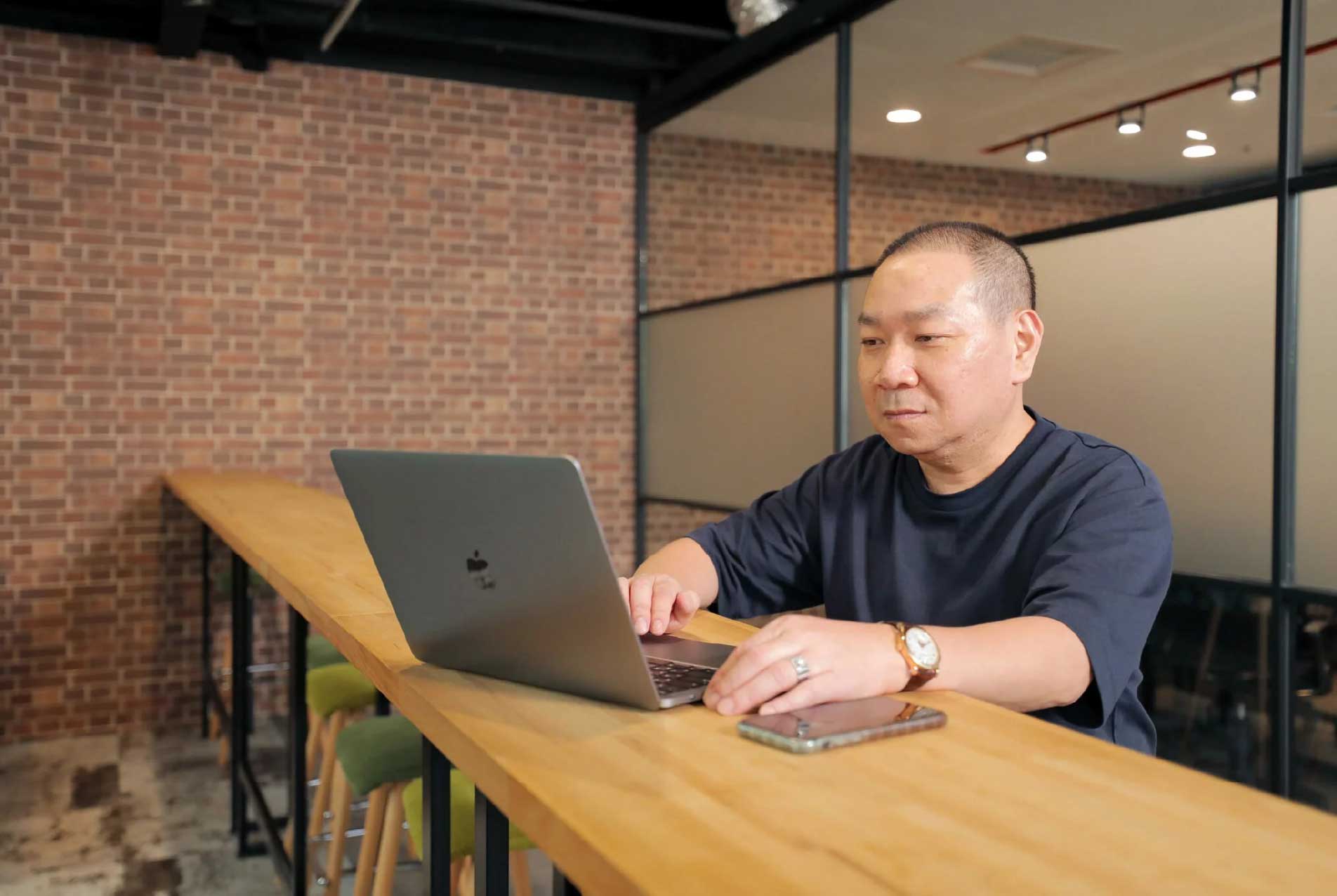 宏林跨媒體整合行銷｜「雲端人資系統」行動簽核、薪資計算一鍵搞定