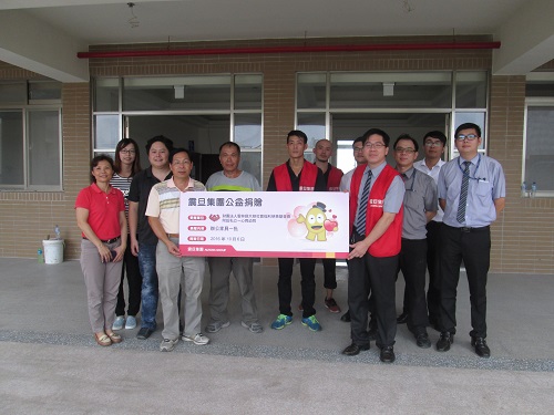 互盛雲林分公司 陳俊全經理(右)率團隊就近服務並代表震旦集團捐贈辦公家具。