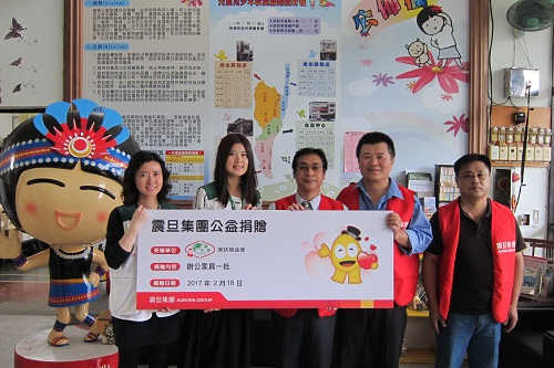 震旦OA台東分公司 陳坤松經理(圖右)代表集團捐贈辦公家具。