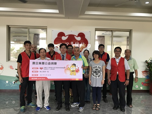此次捐贈由互盛OA雲林分公司 陳俊全經理(圖左)代表集團捐贈辦公家具。