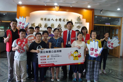 此次捐贈由互盛OA台南營業部 李文明經理(圖右)代表集團捐贈辦公家具。