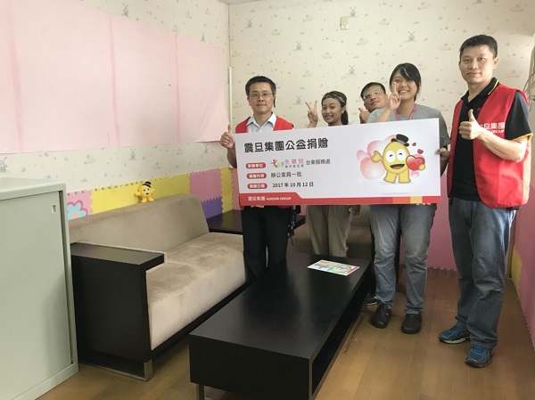 此次捐贈由互盛OA台東分公司侯俊賢經理代表集團捐贈辦公家具。