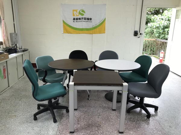 全新辦公椅、晤談小圓桌打造舒適安全的辦公室，協助社工人員能更有效率為弱勢團體服務～