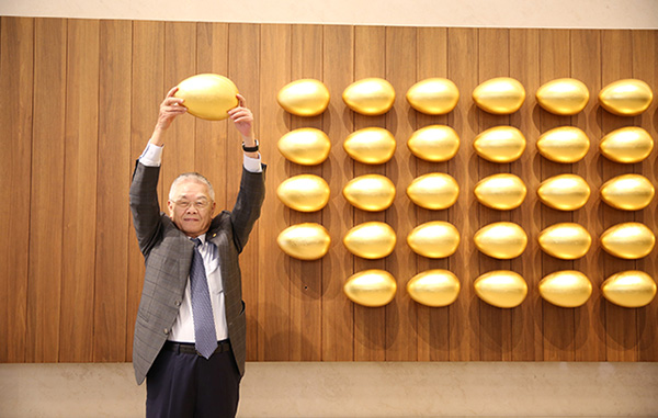 震旦集團創辦人陳永泰先生懸掛第55顆「金蛋」，象徵震旦集團正式邁入第55年 寓意震旦生生不息的精神、追求永續經營。