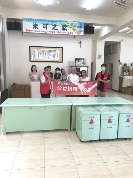 震旦OA竹北分公司王振源資深經理代表集團捐贈辦公家具。