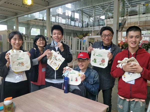 震旦志工協助孩子們體驗DIY環保袋
