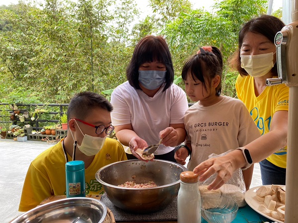 震旦志工與學員一起製作美味水餃