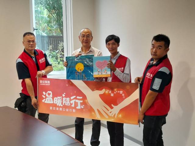 互盛新莊分公司侯永慶經理代表集團捐贈辦公家具。