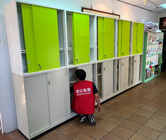 震旦志工仔細安裝與檢查收納櫃擺放及定位。