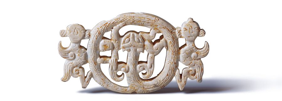 戰國時期 鏤空人龍形玉飾 主龍盤環於中間，二位羽人依附左右，形成對立式的組裝。（圖二）