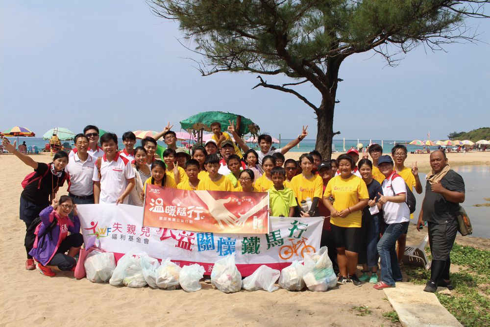 震旦志工總計17位同仁與眷屬，與失親兒基金會小朋友一起愛護地球淨灘活動！