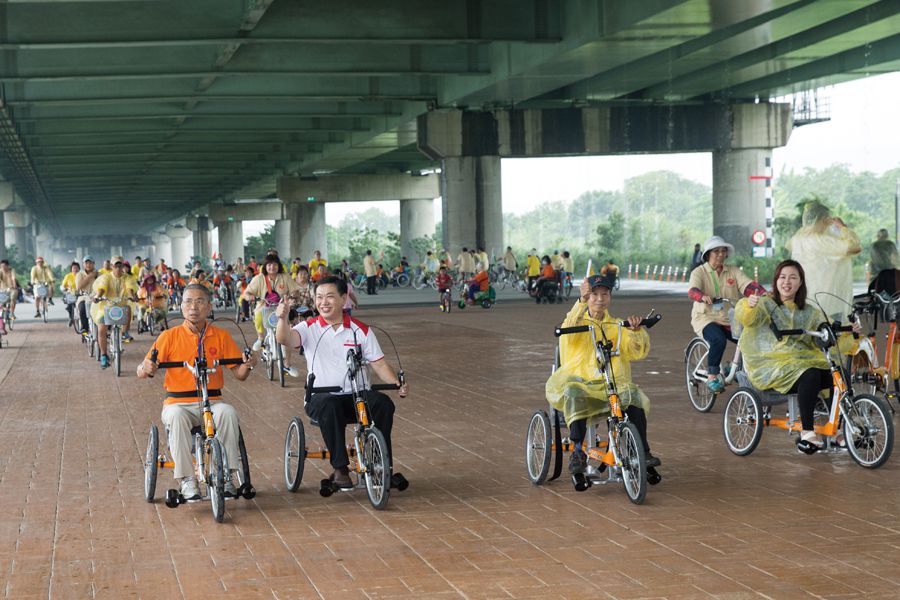 同仁志工們細心服務每位身障朋友騎乘，並一同陪騎體驗。