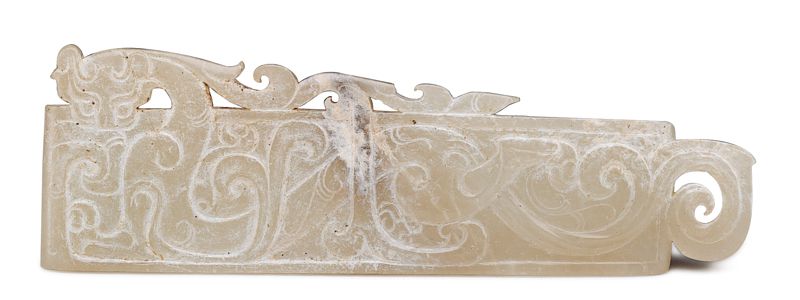 西漢 玉劍璏 此器保留主體外側的邊料，透雕出廓紋飾，增加造型的變化。（圖五）