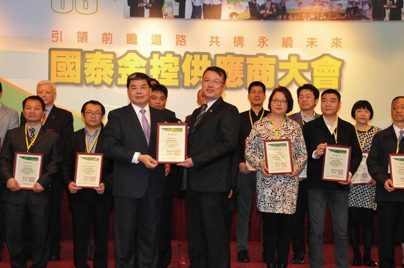 國泰金控總經理李長庚（左）親頒發感謝狀，由金儀台北南區營業部資深經理張祚盈（右）代表授獎。
