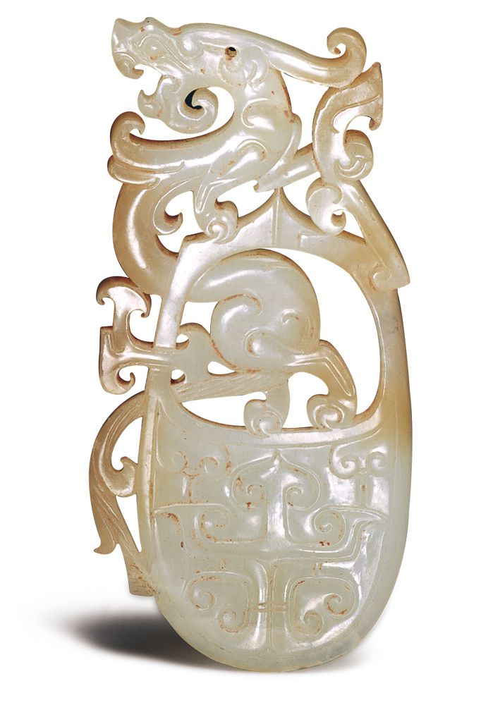 漢代．龍紋韘形佩 此器運用韘形佩內孔與外側的玉料，透雕為直立式的龍紋，成為突破傳統的設計。（圖五）