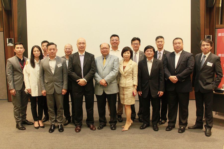 香港城市大學梁偉強博士（前排右五）帶領EMBA班學員參訪震旦集團，由集團林樂萍常務董事（前排右四）代表集團接待。