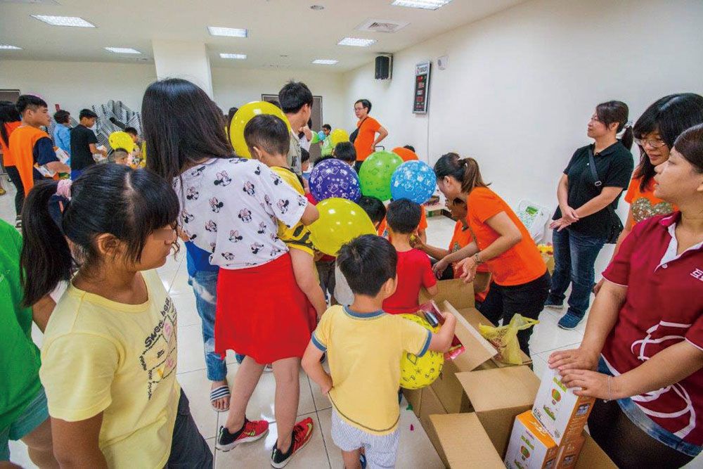 志工同仁與雲林信義育幼院院童一同製作許願氣球。 
