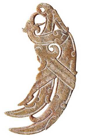 漢代．雙鳳紋觿：二個鳳鳥呈直立狀，頸部和翅膀互相交疊，形成相纏式的組合。