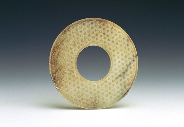 傳統圓璧呈「內圓外圓」之狀，表面布滿規律性的紋樣，來呼應簡潔的造型。（圖一）