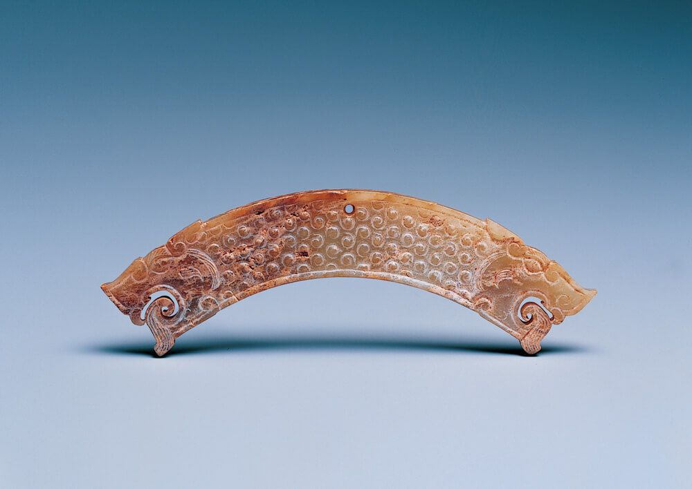 漢代．雙龍首珩 此件雙龍首玉珩以規律的浮雕穀紋為飾，是從戰國晚期延續下來的傳統紋樣。（圖一）