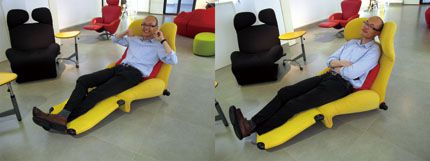 震旦設計中心工業設計師李明，第一次坐上日本國寶設計大師喜多俊之先生為義大利Cassina設計的『111 WINK經典椅』時，雀躍的心情溢於言表，他說只能在雜誌上看到的經典椅，這次真的坐上實物了。舒服，真舒服，躺著尤其舒服啊！