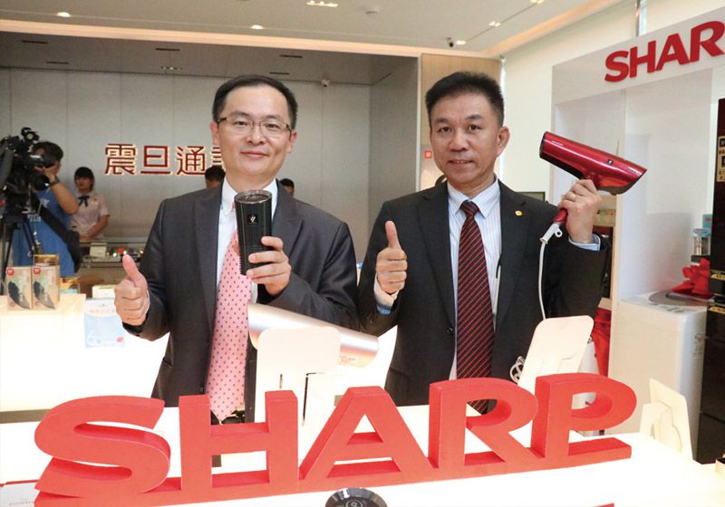 震旦通訊廖慶章總經理（右）與台灣夏普張凱傑總經理（左），二大品牌攜手合作，將為消費者帶來更創新的購物體驗