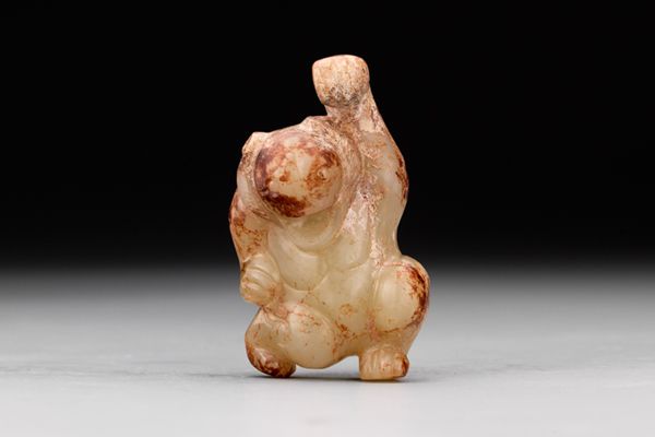 漢代．玉帶鉤 此器雕琢為熊的造型，右前肢向上擎舉，趾掌朝下彎曲為鉤首，是依料施工的設計。（圖五）