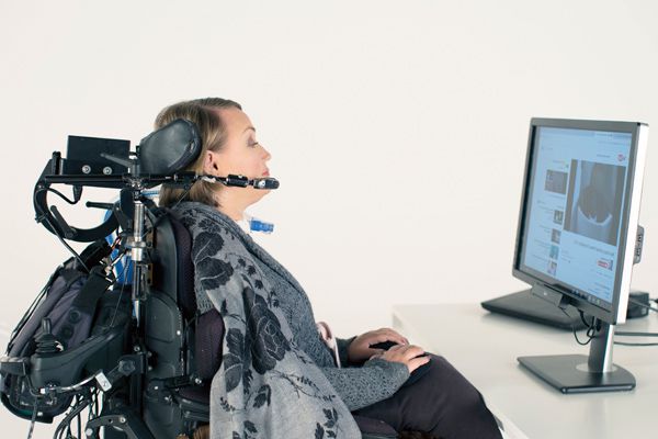 Tobii Dynavox可追踪眼球，進而產生語音，不須用手便可操作電腦。