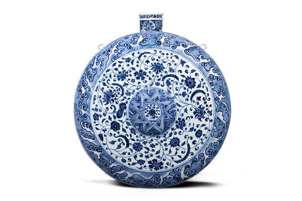 明永樂．青花臥壺 臥壺造型來自於伊斯蘭金屬器，既有中國傳統紋飾，也有充滿異域風格的外來紋樣。（圖四）