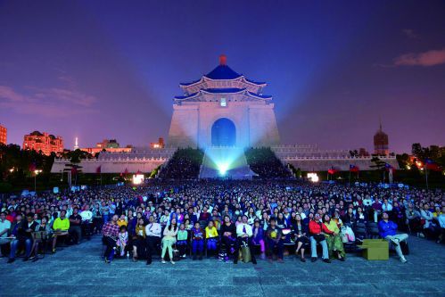 當天3,000多人齊聚中正紀念堂民主廣場《看見台灣》露天首映會，好熱血！好感動！
