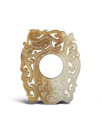 西漢 韘形珮 此器呈片狀，造型保留傳統玉韘的部分特徵，主體周邊用透雕動物紋爲飾。（圖三）
