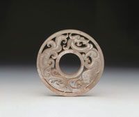 西漢 鏤空系璧玉璧本體透 雕一對首尾相接的龍紋與鳳鳥，成為鏤空系璧的形式。（圖四）