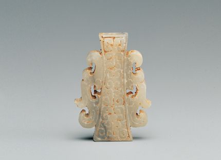 戰國晚期 出廓王勒 此件玉王勒以束腰狀的柱形本體搭配透雕鳳鳥，成爲出廓王勒的造型。（圖五）