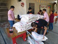 慈暉的孩子們配合五甲天主堂發放米糧活動，親手製作土司發放給予弱勢家庭，當日配合志工服務。