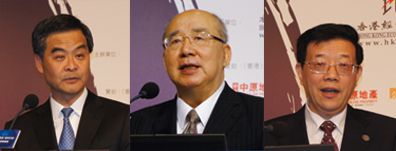 香港特區行政長官 樑振英（左）、國民黨榮譽主席 吳伯雄（中）、國務院發展研究中心主任 李偉（右）