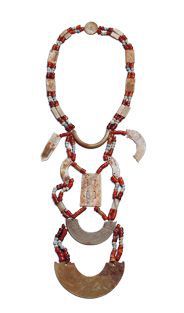  西周 玉串飾  此套玉串飾包含項飾與胸飾，組件數量眾多、結構複雜，色彩繽紛耀眼。（圖一）