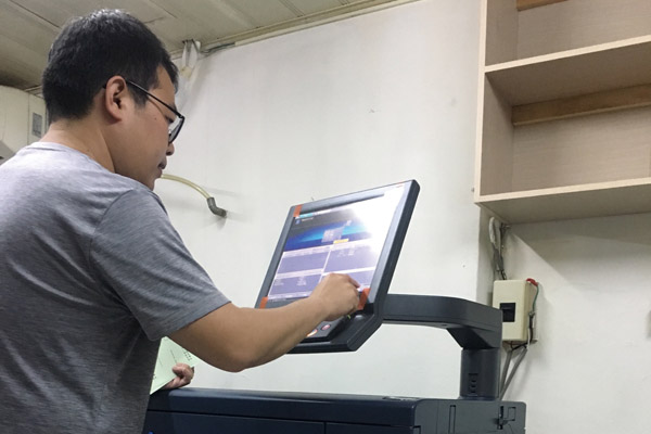 山鷹印刷第二代林青田將傳統印刷製程，轉型數位印刷服務模式；快速精準校色，顧客給予高度肯定。