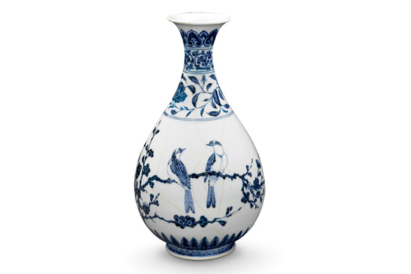 明永樂．青花玉壺春瓶 此器以花鳥紋為主，因畫風寫實、周邊留白， 呈現繪畫般的風格。（圖二）