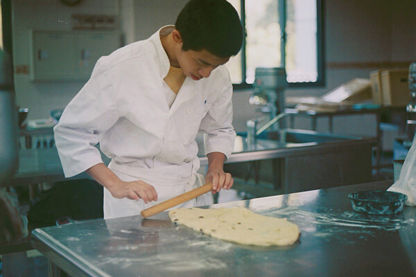 良顯堂基金會為弱勢孩子提供技能訓練，透過烘焙師傅教學後孩子積極考取烘焙證照，勇敢面對就業及生活自立。