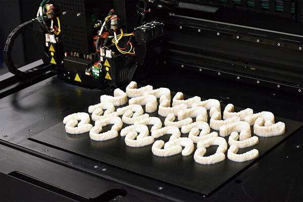 震旦持續發展3D列印解決方案，從工業應用延伸至醫療級應 用（如：齒模）。