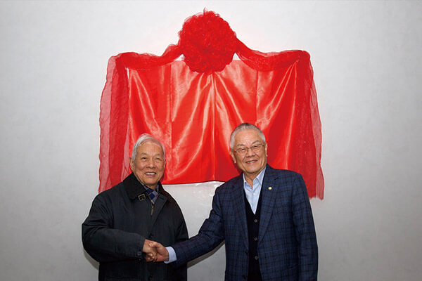 陳永泰創辦人（右）與北京大學李伯謙教授出席揭牌儀式