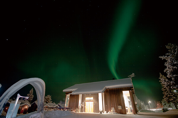 位居高緯度，在飯店旁直接看極光。 Photo Martin Smedsén