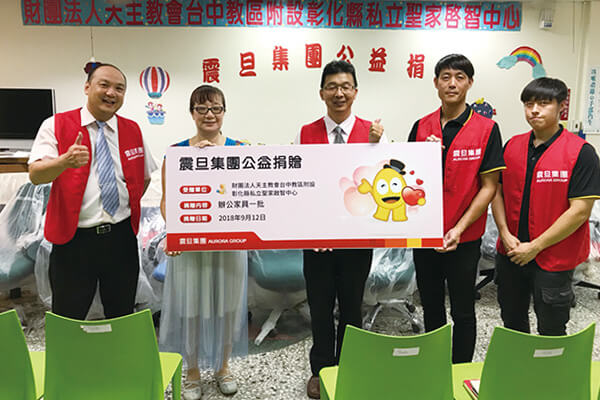 互盛台中營業部蕭財坤經理代表集團捐贈辦公家具