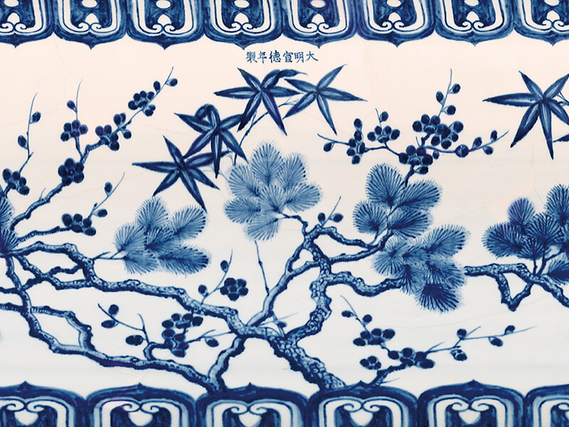 明宣德．青花松竹梅紋樣稿 宣德時期的松竹梅紋，以傳統意涵為基礎，運用當時的筆觸技法畫出特有的時代風格。（圖一）