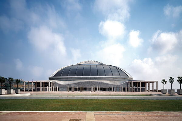 西班牙聖喬治宮體育館（Palau Sant Jordi）（1983-1990） 西班牙巴塞隆納夏季奧運所興建的聖喬治宮體育館，是目前巴賽隆納最大的室內體育場，擁有代表性的巨大圓頂及凸面窗戶。