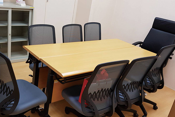 全新辦公椅讓社工往後可以更舒適的辦公
