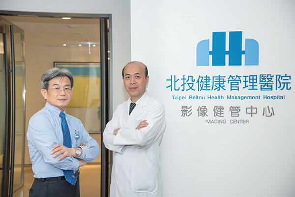 北投健康管理醫院醫務長羅鴻源（右）、行政副院長魏聰文（左）