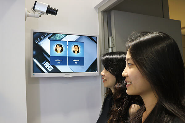 人臉辨識系統可進行多人同步辨識，精準辨識率達99.5%。