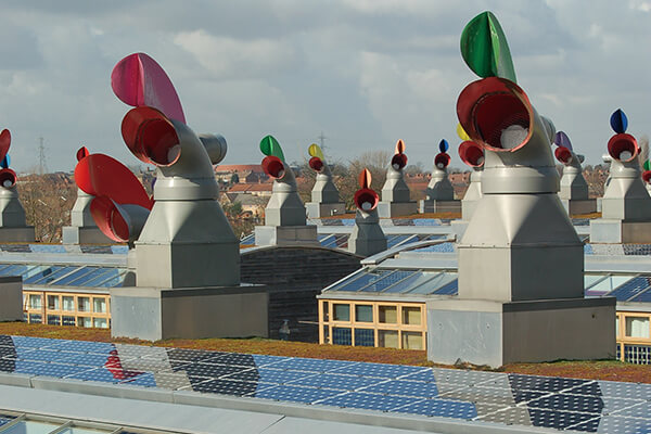 「風帽」可協助室內通風，調節室溫；太陽能板收集熱能。